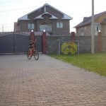 Jelte in the garden on his bike